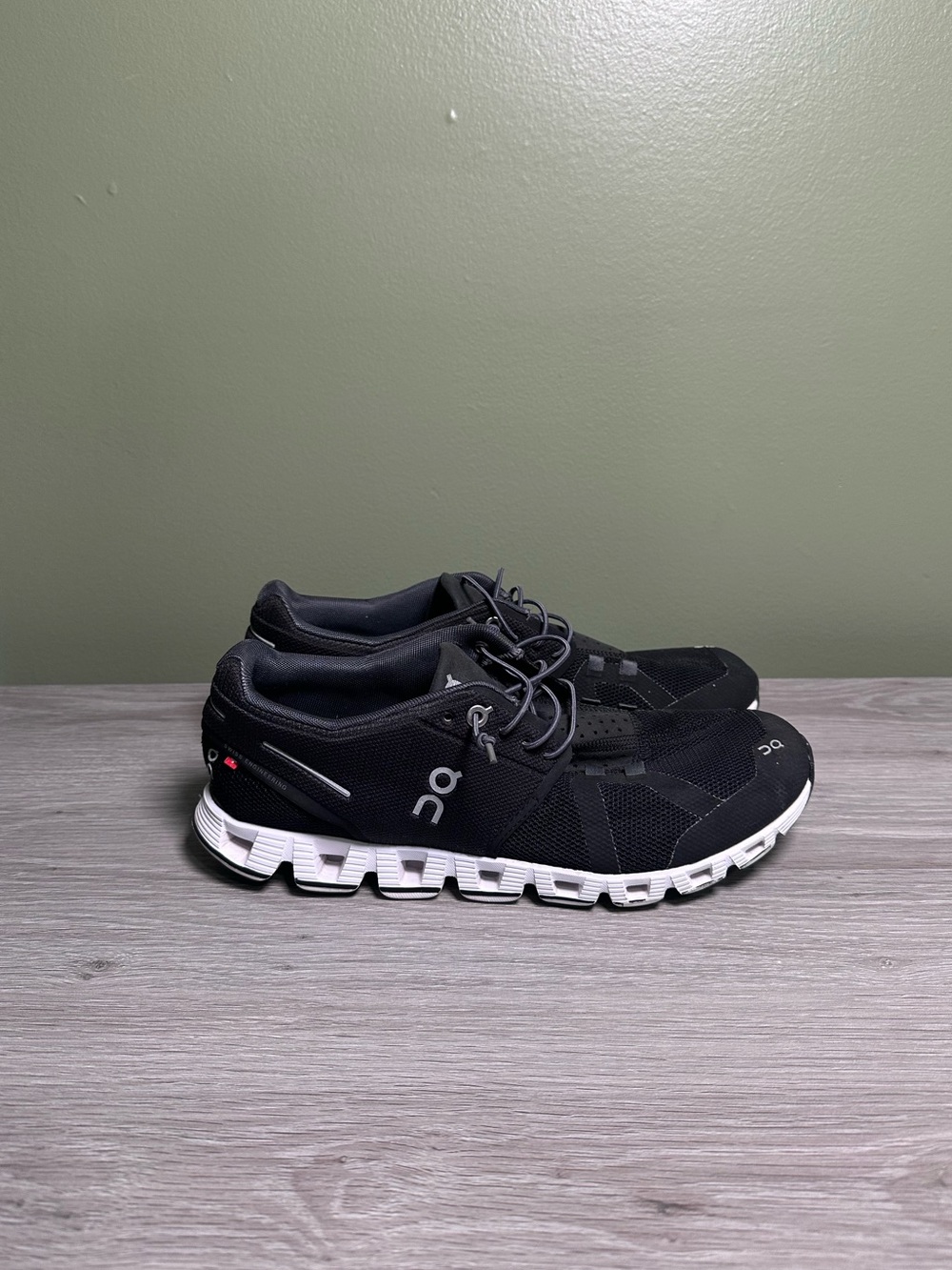 On Cloud 5 Running Shoes Women’s Size 9 Black CloudTec Running Sneakers